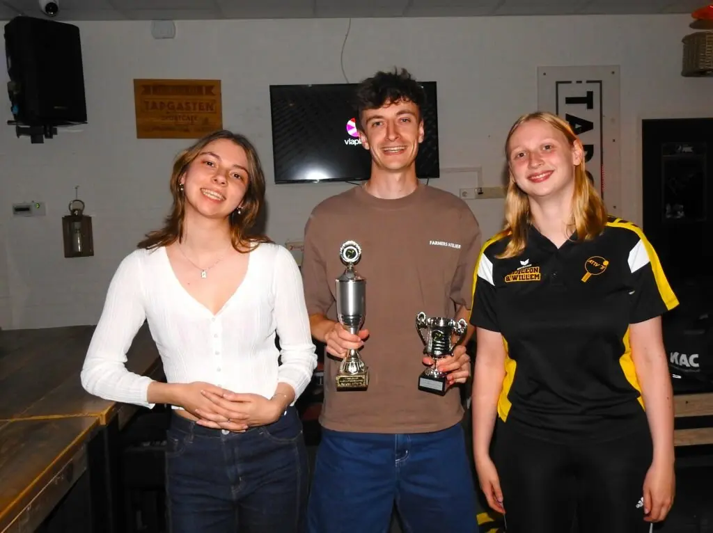Prijswinnaars van de clubkampioenschappen met hun bekers
