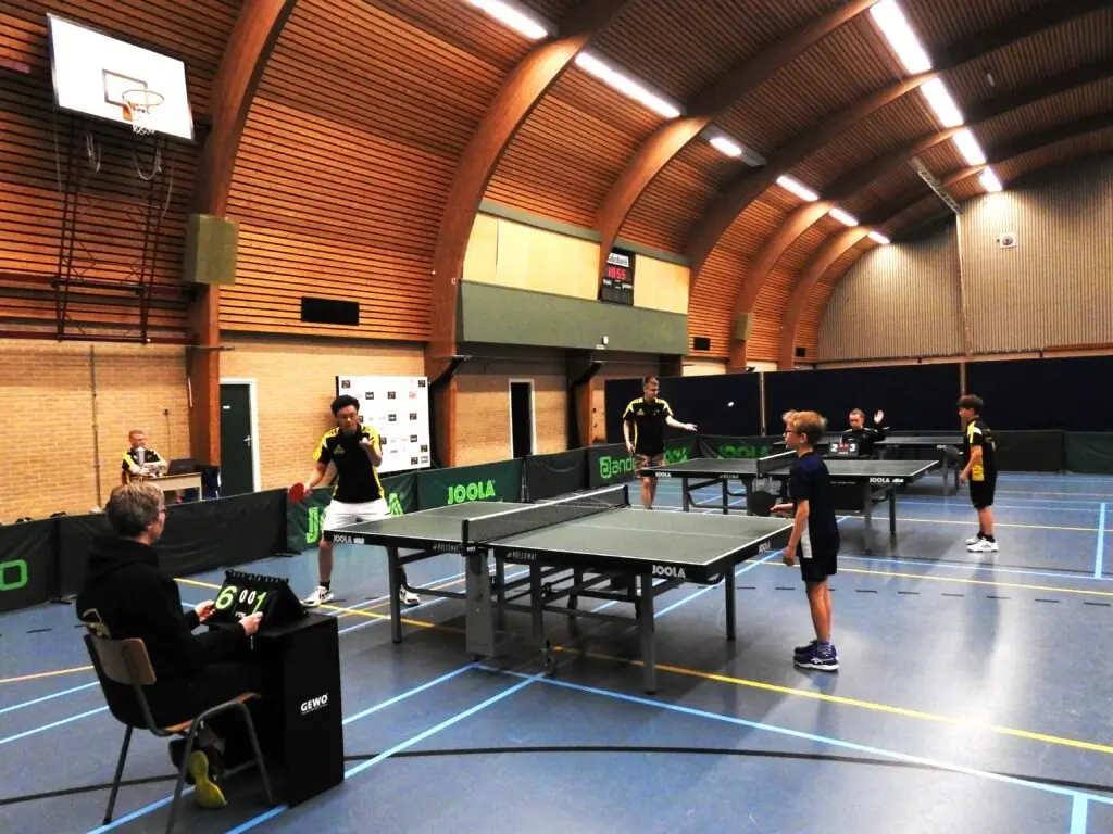Competitieavond in Sporthal De Schop met meerdere tafels in gebruik