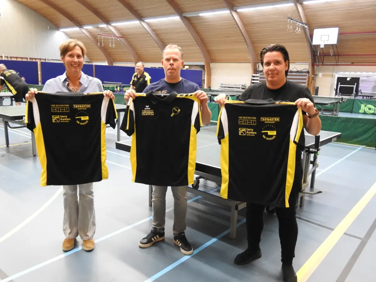 Drie leden tonen de nieuwe zwart-gele clubshirts van ATTV '71 met de sponsornamen